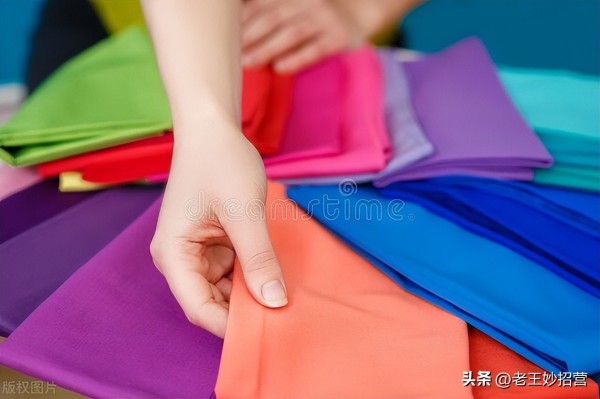 10个生活小妙招，衣服不小心被染色，用它浸泡，衣服像新的一样