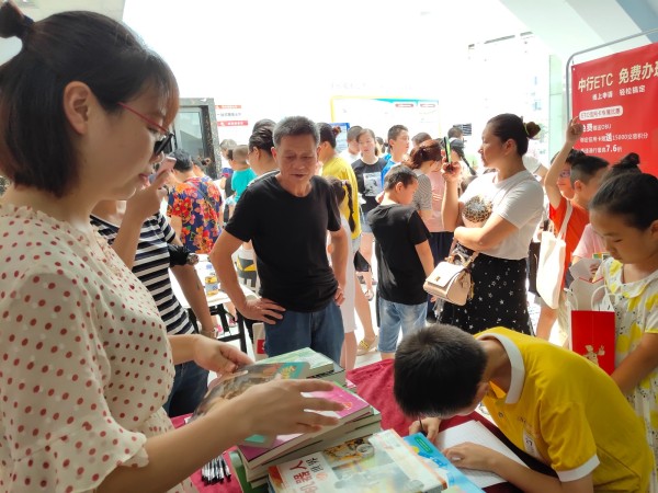 孩子们捐旧书到社区图书馆，换来自己喜欢的新书。 均为长沙晚报全媒体记者 李卓 摄