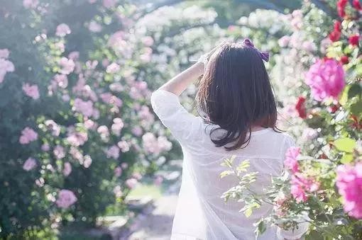 人生简短哲理的句子：人生本来很简单，只要快乐就好