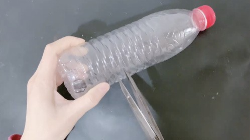 把塑料瓶剪下底部，扣在灶台上人人都说好