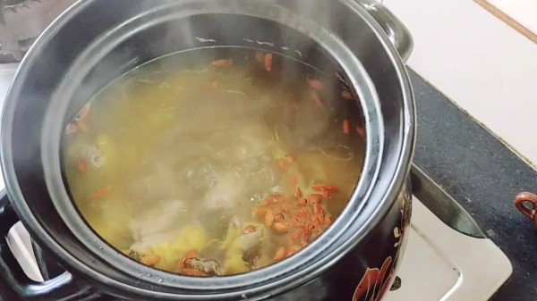 广东靓汤：老鸡栗子汤，香甜好喝，营养丰富
