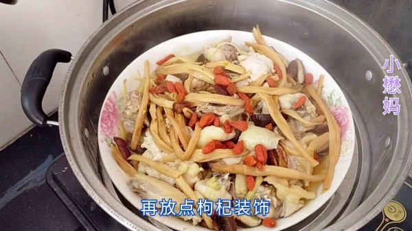 广东特式菜：黄菜花蒸鸡，清甜嫩滑