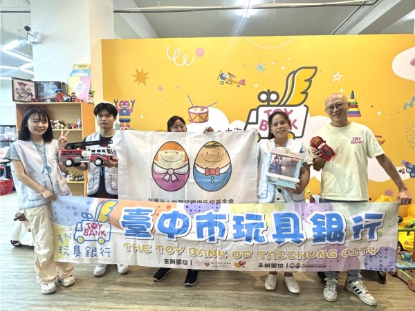 台中市玩具银行推动二手玩具回收与再生，由一群热心志工与3位工作人员，1周5天接力处理堆积成山的旧玩具，赋予玩具新生命。（潘虹恩摄）