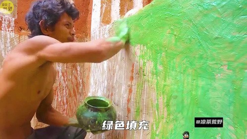 他们挖着挖着，突然被一条“生物”吓到 