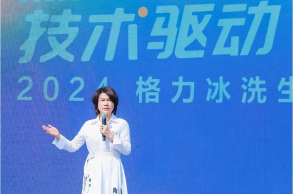 穿着蓝色衣服的人在跳舞 描述已自动生成