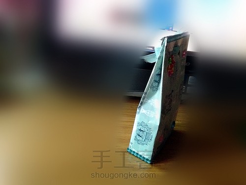食品盒巧做精美礼品盒 第7步