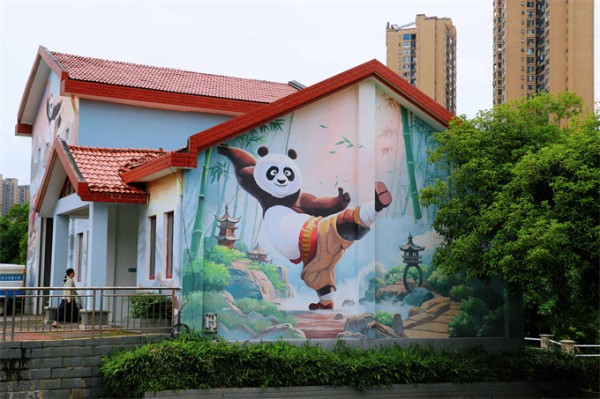 邵水东路拦河坝旁的公厕。邹小艳摄