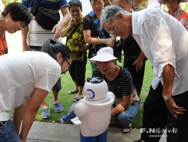 服务型机器人进社区 与市民互动逗得老人乐呵呵