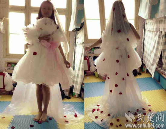 大一女生用一次性桌布制作