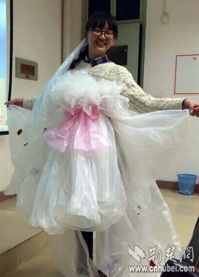 大一女生用一次性桌布制作
