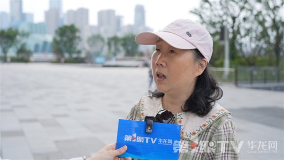 市民谈轨道交通出行。第1眼TV-华龙网 夏国燕 摄