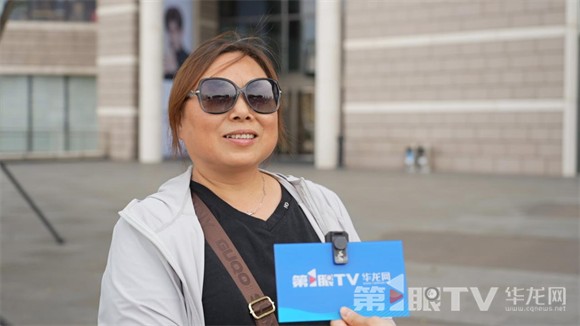 游客分享重庆轨道交通乘坐体验。第1眼TV-华龙网 夏国燕 摄