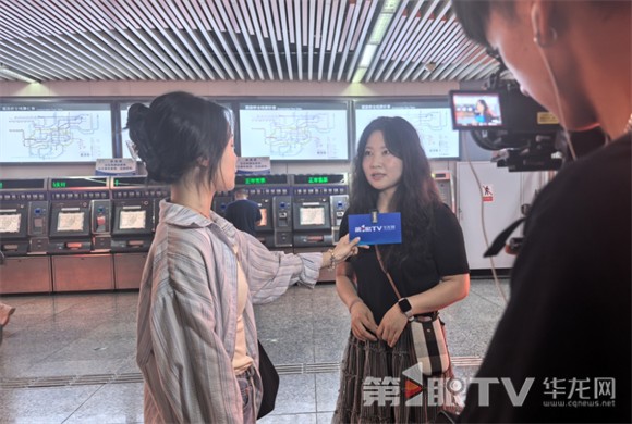 市民接受记者采访,分享轨道交通出行需求。第1眼TV-华龙网 夏国燕 摄