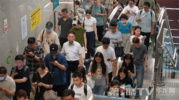 重庆轨道交通早高峰。第1眼TV-华龙网 夏国燕 摄