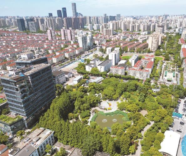 甘泉公园与邻近的居住区相得益彰 本报记者 张龙 摄