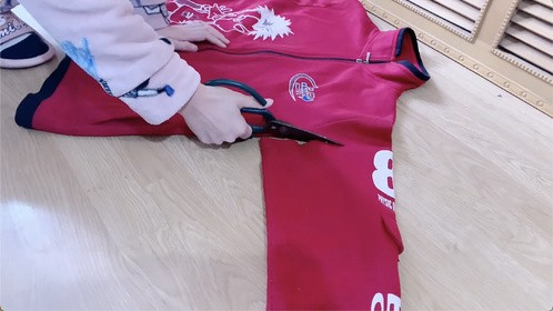 旧衣别扔啦！把袖子剪掉，简单改下巧变防尘袋！