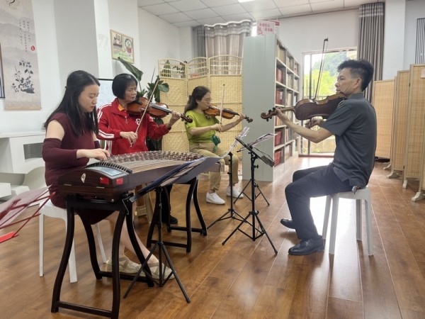 2、授课老师正带领群众学习乐器。
