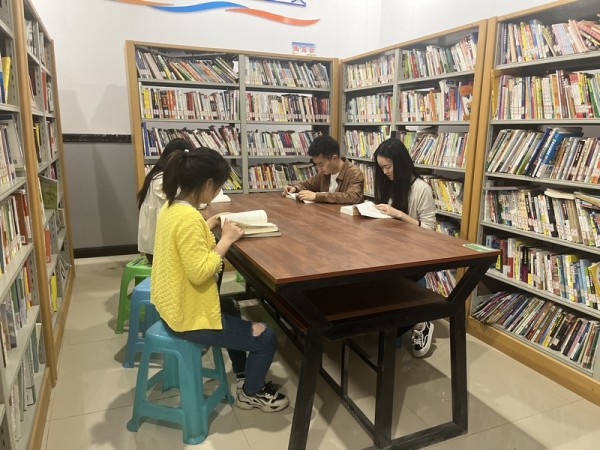 3、文明实践站群众正在看书。