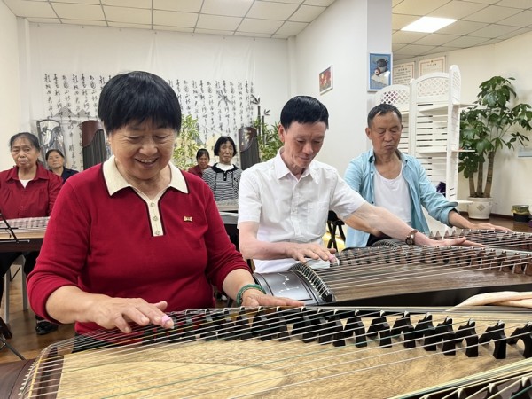 5、群众正在弹古筝。
