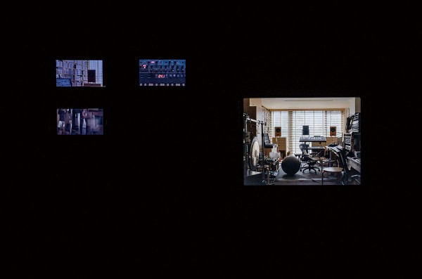 坂本龍一＋Zakkubalan『async–volume』　東京都現代美術館「坂本龍一｜音を視る 時を聴く」展（〜3月30日）の出展作品。　2017年 「Ryuichi Sakamoto | SOUND AND TIME」展示風景、成都木木美術館（人民公園館）、2023年　画像提供：成都木木美術館