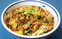 这一碗香辣酸菜牛肉面太美味！