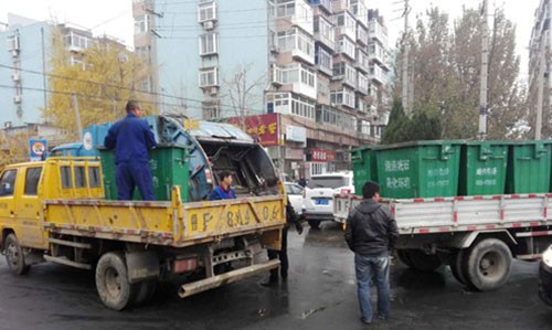 城市道路两边市政垃圾桶竟然不见了