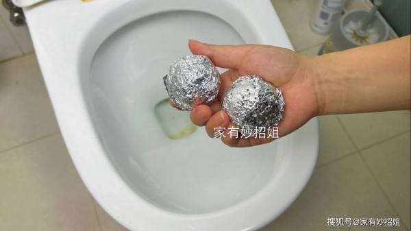 把锡箔纸团放入马桶中，作用真厉害，半年不刷也不脏不臭，快试试