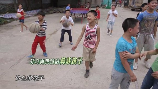 热情而好奇的彝族孩子