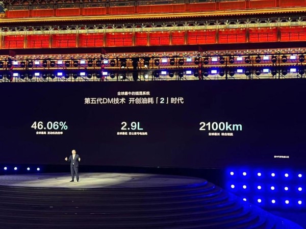 率先“油耗2字头”，比亚迪秦L DM-i为什么这么省油？ 昨天我们实测了比亚迪秦L DM-i的实际亏电油耗，在尽可能模拟日常生活的驾驶习惯下，百公里油耗竟然才2.8L，比官方宣传的2.9L/100km还要小！ 所以为什么这么省油，全靠比亚迪的第五代DM技术： 1、四个核心零部件全面升级： ——升级1.5升插混专用高效发动机，七个核心技术提升，更节能更高效； ——升级EHS电混系统，综合工况效率、功率密度提升，能量损耗更少 ——升级插混专用功率型刀片电池，重量降低，续航和稳定性更强。 ——升级12V磷酸铁锂启动电池，体积小更耐用省油，行业创新！ 2、软件控制策略优化： ——采用的七合一动力域控，其中电压、电机控制单元等三个处理器进一步融合，全球首家三脑合一，零件体积更小，整车性能提升。 3、全温域整车热管理的运用： ——电池热管理、前机舱热管理和座舱热管理，油耗在这里省一点，那里也省一点。 第五代和前一代技术比，功率虽有降低，但同时也能保证车辆的动力表现和更低的油耗性能，行驶质感也有很大提升。比亚迪这把黑科技是真的牛啊！ #汽车# #比亚迪# #比亚迪泰国工厂竣工# #比亚迪第800万辆新能源车下线# #比亚迪秦L#-有驾