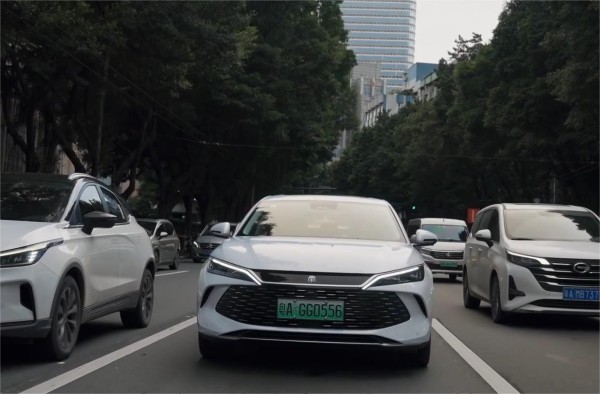 率先“油耗2字头”，比亚迪秦L DM-i为什么这么省油？ 昨天我们实测了比亚迪秦L DM-i的实际亏电油耗，在尽可能模拟日常生活的驾驶习惯下，百公里油耗竟然才2.8L，比官方宣传的2.9L/100km还要小！ 所以为什么这么省油，全靠比亚迪的第五代DM技术： 1、四个核心零部件全面升级： ——升级1.5升插混专用高效发动机，七个核心技术提升，更节能更高效； ——升级EHS电混系统，综合工况效率、功率密度提升，能量损耗更少 ——升级插混专用功率型刀片电池，重量降低，续航和稳定性更强。 ——升级12V磷酸铁锂启动电池，体积小更耐用省油，行业创新！ 2、软件控制策略优化： ——采用的七合一动力域控，其中电压、电机控制单元等三个处理器进一步融合，全球首家三脑合一，零件体积更小，整车性能提升。 3、全温域整车热管理的运用： ——电池热管理、前机舱热管理和座舱热管理，油耗在这里省一点，那里也省一点。 第五代和前一代技术比，功率虽有降低，但同时也能保证车辆的动力表现和更低的油耗性能，行驶质感也有很大提升。比亚迪这把黑科技是真的牛啊！ #汽车# #比亚迪# #比亚迪泰国工厂竣工# #比亚迪第800万辆新能源车下线# #比亚迪秦L#-有驾