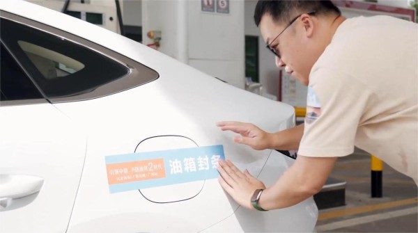 率先“油耗2字头”，比亚迪秦L DM-i为什么这么省油？ 昨天我们实测了比亚迪秦L DM-i的实际亏电油耗，在尽可能模拟日常生活的驾驶习惯下，百公里油耗竟然才2.8L，比官方宣传的2.9L/100km还要小！ 所以为什么这么省油，全靠比亚迪的第五代DM技术： 1、四个核心零部件全面升级： ——升级1.5升插混专用高效发动机，七个核心技术提升，更节能更高效； ——升级EHS电混系统，综合工况效率、功率密度提升，能量损耗更少 ——升级插混专用功率型刀片电池，重量降低，续航和稳定性更强。 ——升级12V磷酸铁锂启动电池，体积小更耐用省油，行业创新！ 2、软件控制策略优化： ——采用的七合一动力域控，其中电压、电机控制单元等三个处理器进一步融合，全球首家三脑合一，零件体积更小，整车性能提升。 3、全温域整车热管理的运用： ——电池热管理、前机舱热管理和座舱热管理，油耗在这里省一点，那里也省一点。 第五代和前一代技术比，功率虽有降低，但同时也能保证车辆的动力表现和更低的油耗性能，行驶质感也有很大提升。比亚迪这把黑科技是真的牛啊！ #汽车# #比亚迪# #比亚迪泰国工厂竣工# #比亚迪第800万辆新能源车下线# #比亚迪秦L#-有驾