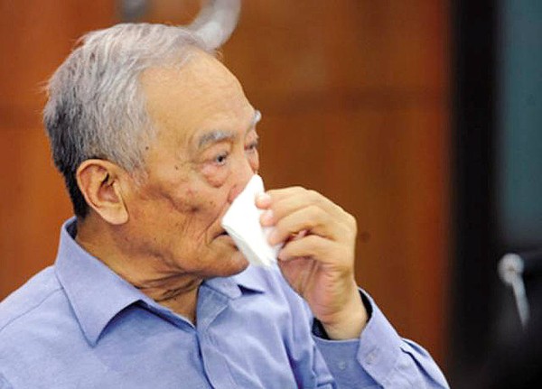 一对八旬夫妻的悲催晚年：每月一万四的退休金，却还活得狼狈不堪