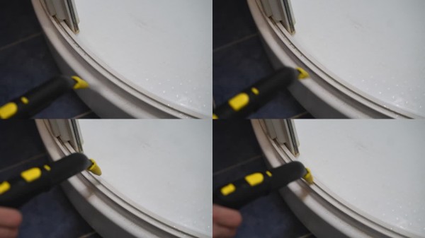 专业清洁服务人员使用蒸汽清洁机对浴室的淋浴间进行消毒，通过消除细菌、病菌、污垢和污渍来促进卫生和清洁