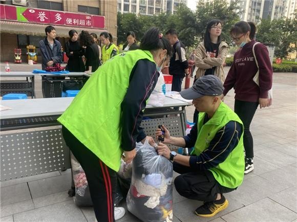 天竺路社区志愿者正在打包收到的旧衣物。通讯员 张光艳 摄