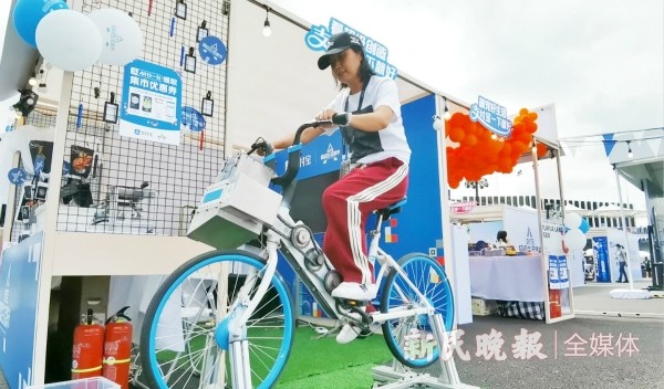 图说:超级生活集市上, 上海亿角鲸海洋研究中心的摊位设置了一场环保体验 来源/新民晚报记者 孙中钦 摄 (下同)