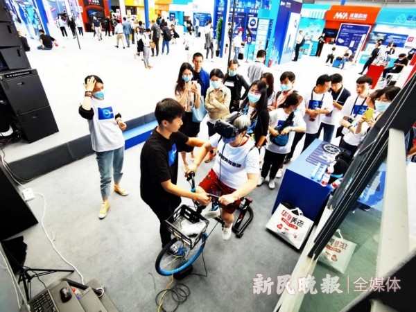 图说:外滩大会上的银发观察员