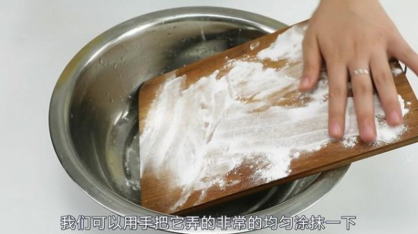 菜板脏了别再用洗洁精洗了，只需这样泡一泡，菜板立马焕然一新