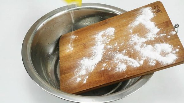 菜板脏了别再用洗洁精洗了，只需这样泡一泡，菜板立马焕然一新
