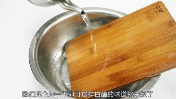菜板脏了别再用洗洁精洗了，只需这样泡一泡，菜板立马焕然一新