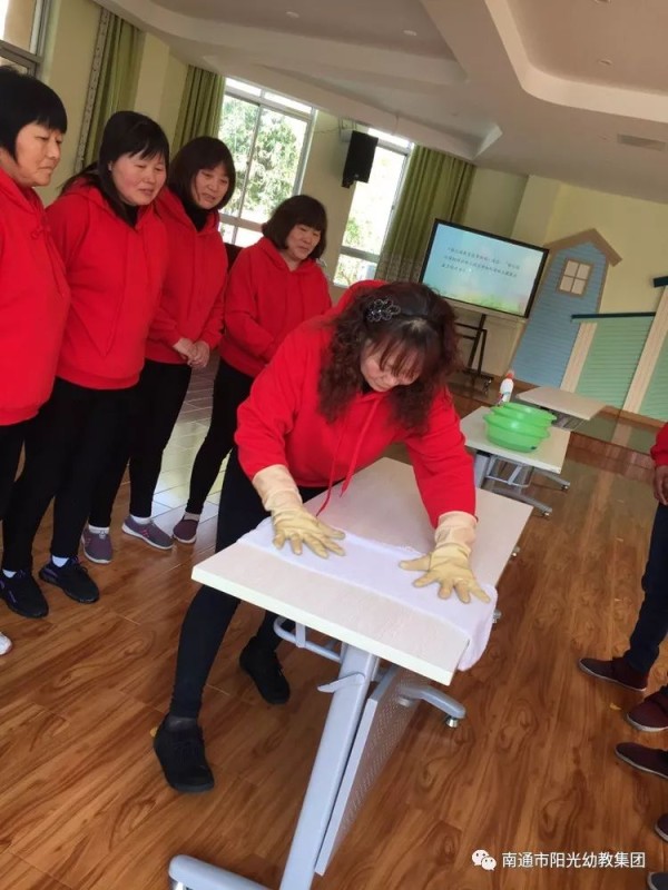 你我筑牢安全防线，共促幼儿健康成长系列报道之 ——餐前消毒与清洁-幼师课件网第10张图片
