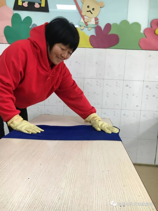 你我筑牢安全防线，共促幼儿健康成长系列报道之 ——餐前消毒与清洁-幼师课件网第12张图片