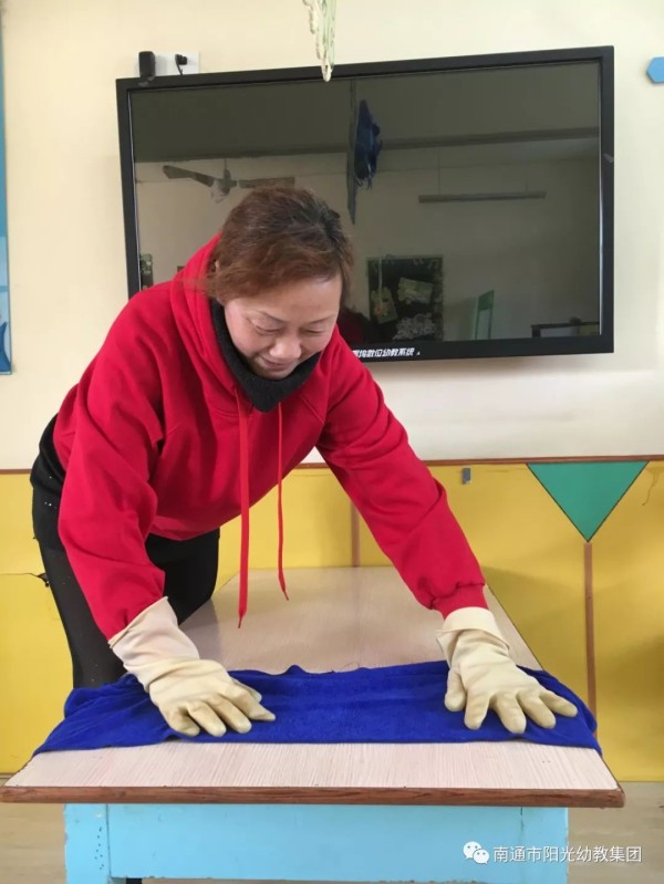 你我筑牢安全防线，共促幼儿健康成长系列报道之 ——餐前消毒与清洁-幼师课件网第14张图片