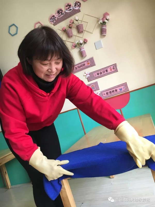 你我筑牢安全防线，共促幼儿健康成长系列报道之 ——餐前消毒与清洁-幼师课件网第15张图片