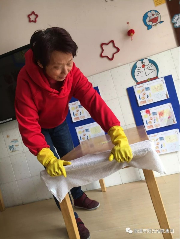 你我筑牢安全防线，共促幼儿健康成长系列报道之 ——餐前消毒与清洁-幼师课件网第16张图片