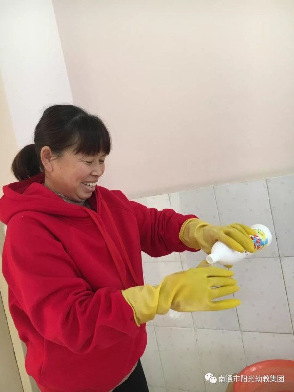 你我筑牢安全防线，共促幼儿健康成长系列报道之 ——餐前消毒与清洁-幼师课件网第17张图片