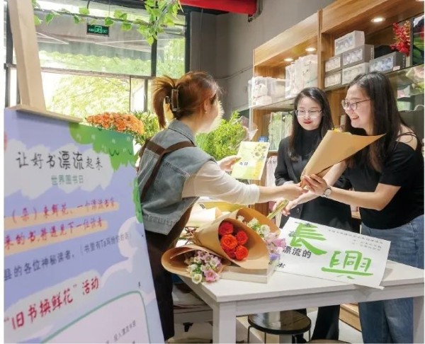 ▲社区花店内,市民正在用闲置旧书兑换鲜花。