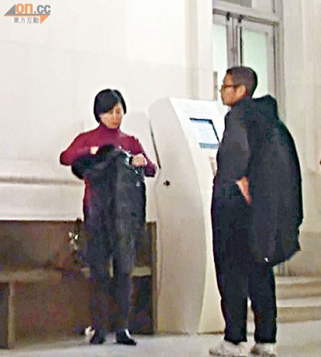 何超琼与俞琤在罗浮宫门外整理衣装。