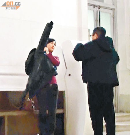 俞琤静候何超琼穿衣服，尽显细心。
