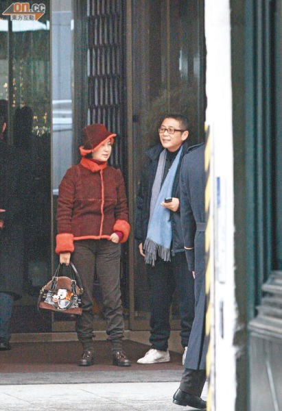 “琼俞”被记者撞破浪漫巴黎后，立刻收拾行李飞往伦敦。