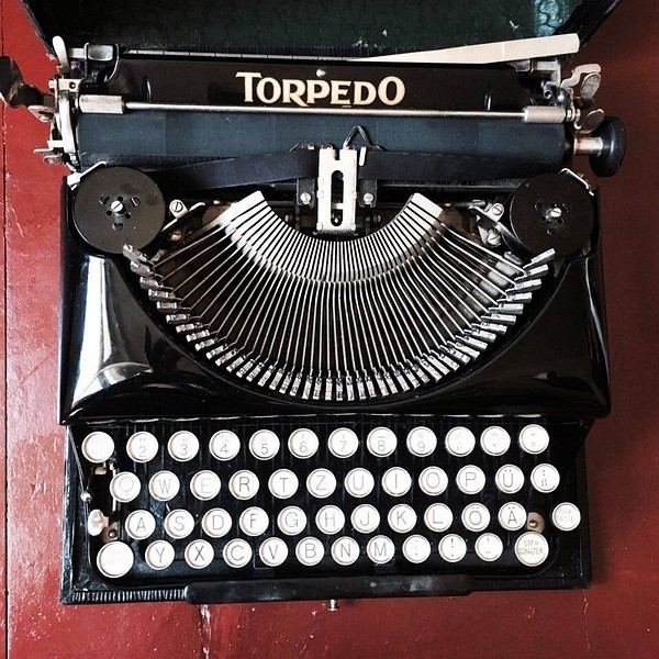 在柏林摆摊时淘到了旁边摊位出售的Typewriter,查了一